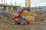 В нашем автопарке есть модели от ведущих производителей JCB и Manitou с грузоподъемностью от 1,5 тонны до 21 тонны на высоту до 17 метров.  
Техника оснащена разнообразным навесным оборудованием:  
 ...