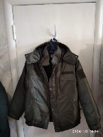 Куртка 50-52 размер,  капюшон,  цвет хаки,  капюшон отстёгивается на молнии,  лёгкая,  удобная,  есть липучки для шевронов,  почти новая. ...