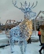 "Новогодний большой светящийся Олень.  
Конструкция металл+ белая покраска.  Led фонарики.  
Высота 1.50 см.  
Длина 112 см.  
Срок изготовления 7 дней.  Можно и за сутки
Конструкцию можно постав ...